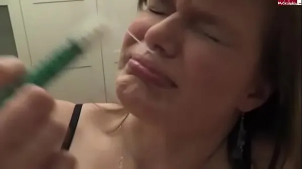 Regardez Une fille lui injecte le nez avec une seringue [aucun son Tubes sympas