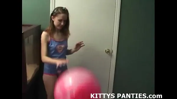 شاهد 18yo Kitty playing with a puzzle in a miniskirt أنبوب رائع