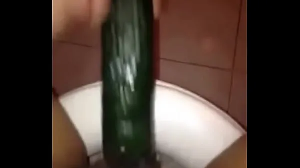 Pozrite si girl masturbathing with cucumber cool Tube