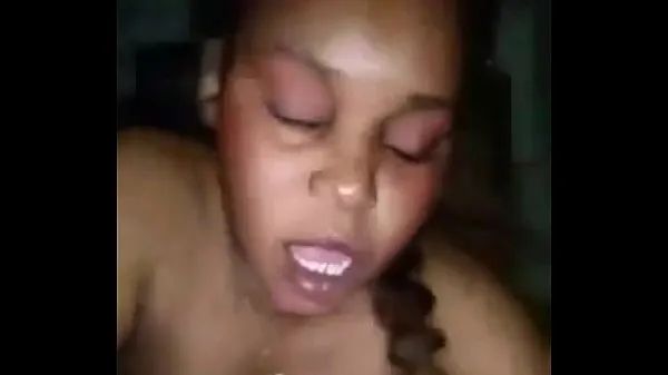 Regardez une milf en ébène suce une grosse bite et se fait lécher la chatte Tubes sympas