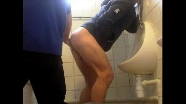 Sehen Sie sich Public fisting at toiletscoole Tube an