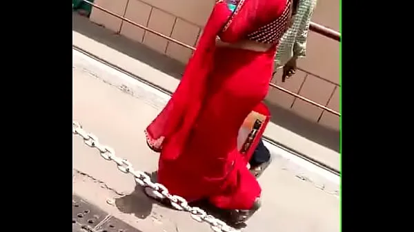 دیکھیں Red Saree aunty street walk - Hot bulky ass fully HD کول ٹیوب