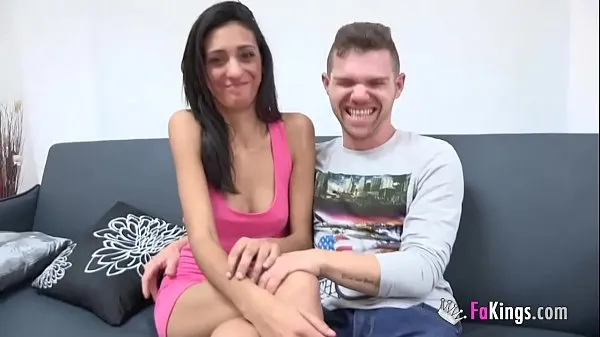 Regardez Jeune couple espagnol baise pour les caméras Tubes sympas