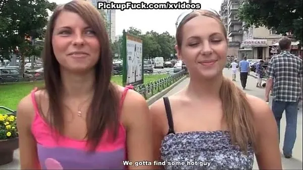 Regardez Deux filles sexy baise en plein air chaud Tubes sympas