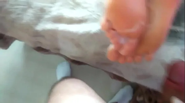 Watch Cumshot on girlfriend's feet cool Tube