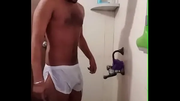 观看Sexy Indian Guy In Shower酷的管子