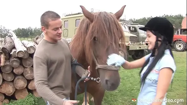 Regardez Angelica baise son instructeur d'équitation Tubes sympas