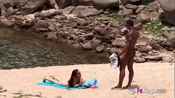 The massive cocked black dude picking up on the nudist beach. So easy, when you're armed with such a blunderbuss 멋진 튜브 보기