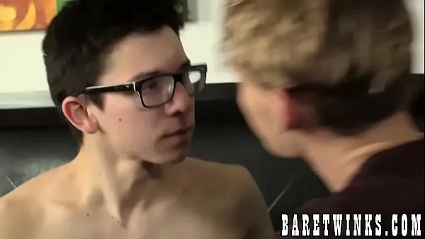 Bekijk Nerdy young twink blasts a load out while riding raw cock coole tube