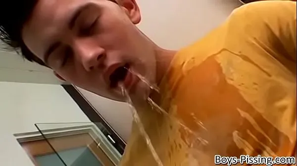 Sledujte Lusty twink pisses around and wanks his thick cock solo cool Tube