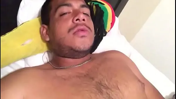 观看Hairy gets excited in bed thinking about fucking酷的管子