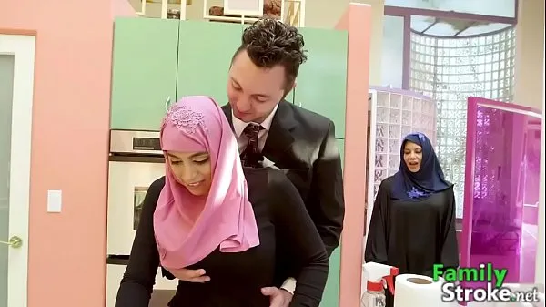 Guarda La giovane donna hijab si blocca con il grosso cazzo di Stepbroil fantastico Tube