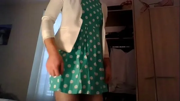 Titta på Amateur cross dresser in a cute polkadots dress and a sexy white blazer home after work coola Tube