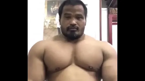 Obejrzyj Massive thai bull [tags: muscle, bodybuilder, Asian, beefy, massive, thick, pecs, pec flexing, pec bouncing, chest, posing, flexing, hunk, muscular, off season fajny kanał