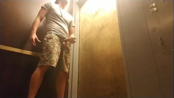 观看Jerking Off in Public Elevator酷的管子