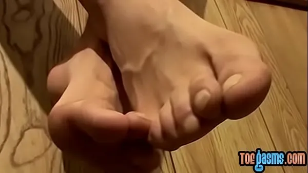 Bekijk Toes loving Bentley jerking off big cock solo cumshot coole tube