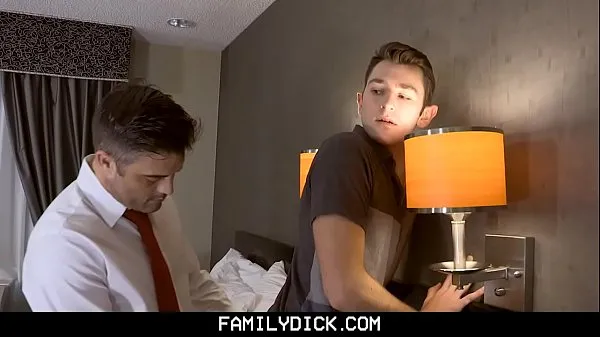 شاهد FamilyDick - Horny Stepdad Secretly Fucks His Boy’s Tight Asshole In A Hotel Room أنبوب رائع