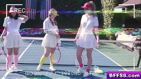 شاهد Tennis ladies gets to work sucking and licking the tennis pros fat racket أنبوب رائع