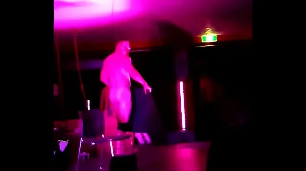 Obejrzyj Hot male stripper shows his big dick- 1 fajny kanał