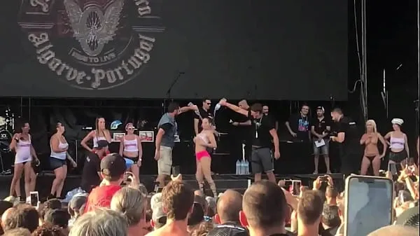 Katso Women flashing her tits at a concert cool Tube