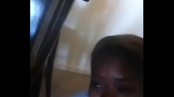 Regardez Femme de chambre africaine et son patron américain Tubes sympas