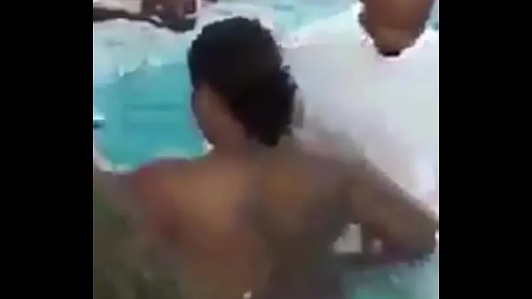 Obejrzyj Pastor suck and fuck in a pool fajny kanał