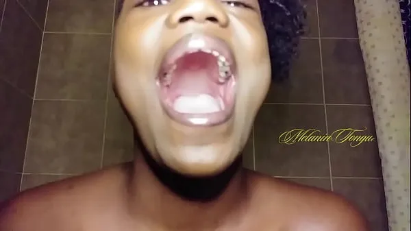 Sehen Sie sich YIEtonguefetishvidss TongueFetish model MelaninTongue showing how wide her mouth stretches opencoole Tube an