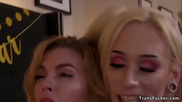 Tonton Long haired blonde shemale lady brings home her brunette girlfriend on New Years Eve and fucks her hard with big dick Tube keren