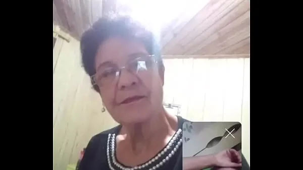 Assista Velha com tesão mostrando o peito tubo legal