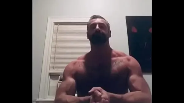 Sledujte Bearded muscle flexing cool Tube