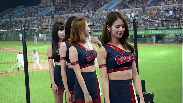 شاهد Official Account [Meow Dirty] Korean Cheerleaders Halftime Dance أنبوب رائع