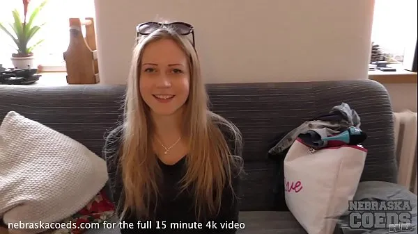 Sehen Sie sich 20yo kima macht ihr erstes video heiße winzige blonde spinnerincoole Tube an