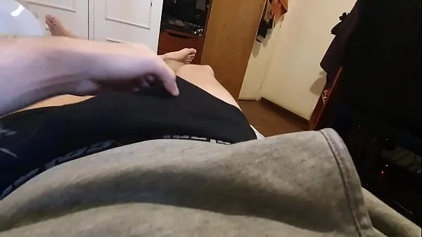 Assista Batendo punheta e gozando gostoso na cueca preta na cama tubo legal