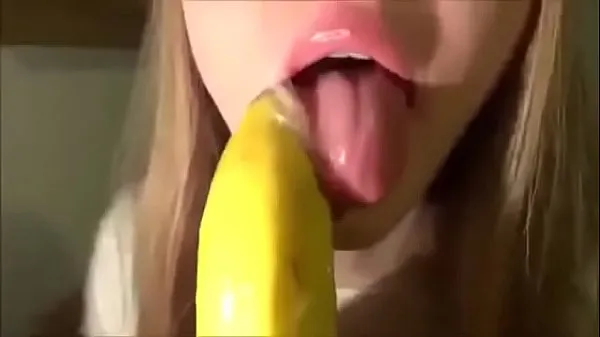 Mira Linda chica chupando un plátano con condóntubo genial