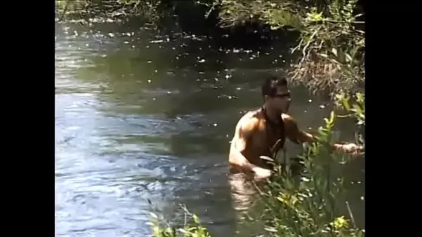 Mira Curioso habitante aborigen de la selva de la región amazónica encontrado en la ribera del río revista gay e imaginó extraño coito con el lindo chico blanco de cabello rubio Felipe Vilhenatubo genial