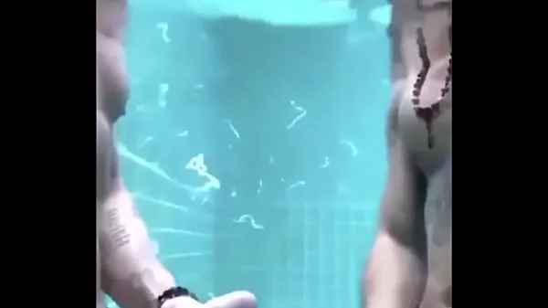 Regardez Jeunes minets chauds excités sous l'eau Tubes sympas