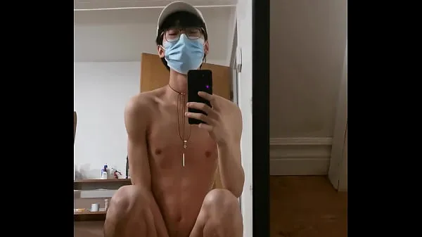 Sledujte Cute Asian twink masturbates like a doggy cool Tube