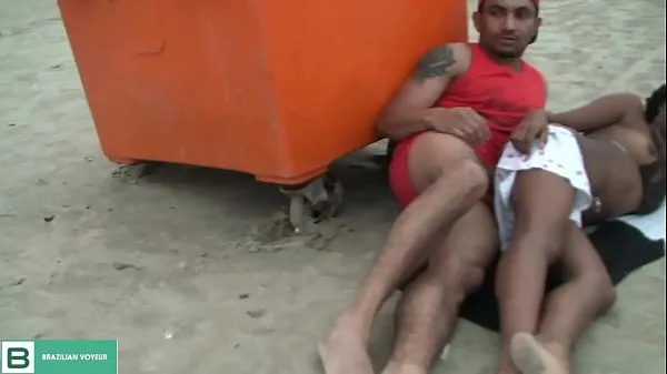 Casal transando na areia da praia de Fortaleza Ceará. ( Vídeo completo no xvideos red harika Tube'u izleyin