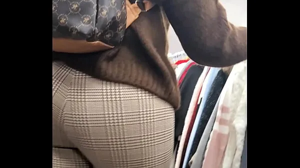 Sexy thick milf allows me to record her ass in store 멋진 튜브 보기