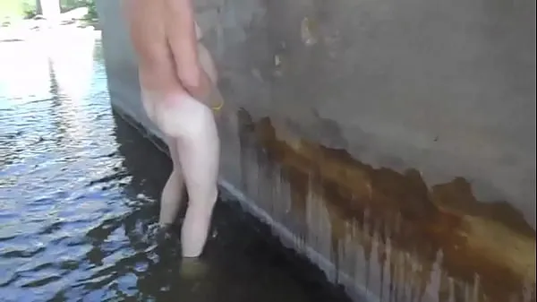 ดู Naked Driver pisses on a bridge support to mark it, in the South Skunk River Tube เจ๋งๆ