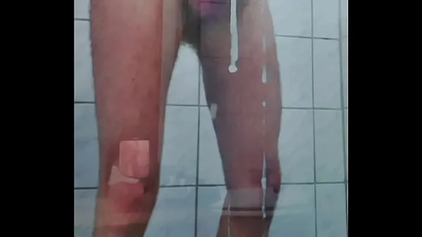 Obejrzyj Jerk off in the shower fajny kanał