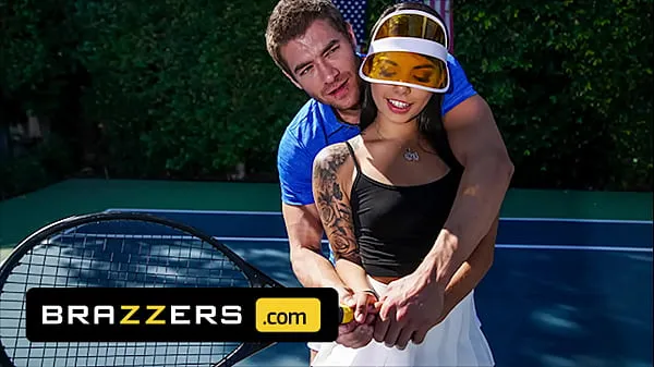 Pozrite si Xander Corvus) Massages (Gina Valentinas) Foot To Ease Her Pain They End Up Fucking - Brazzers cool Tube