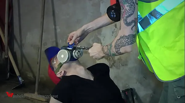 Assista Nicky deepthroat DENK in gasmask tubo legal