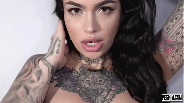 Παρακολουθήστε το Tattooed beauty leigh raven uses her split tongue to lick Michael Vegas anus cool Tube