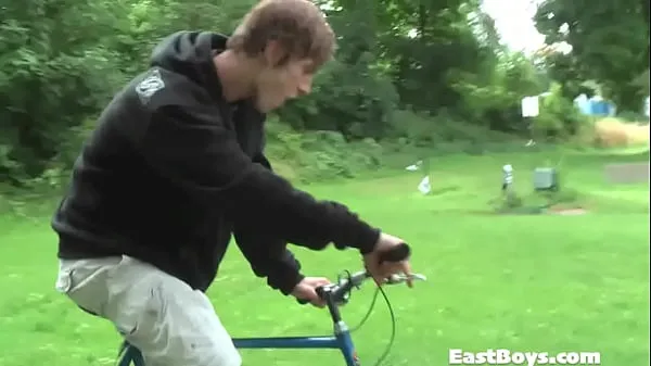 Regardez Brad est un beau et mignon garçon de République tchèque, il a un physique athlétique incroyable et son sourire angélique vous séduira immédiatement, dans cette vidéo d'EastBoys, vous verrez piss Tubes sympas