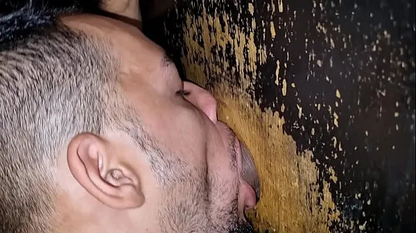 Mira Chupé una polla muy gruesa en el glory hole - FULL REDtubo genial