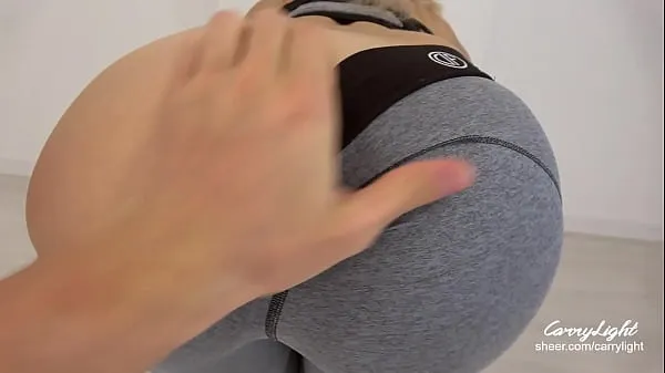 Regardez Une jeune fille sportive en pantalon de yoga se fait défoncer par derrière Tubes sympas