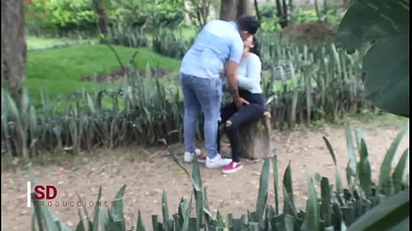 SPYING ON A COUPLE IN THE PUBLIC PARK 멋진 튜브 보기