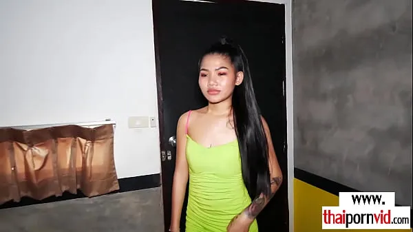 Regardez Bargirl teen asiatique maigre baise une énorme bite blanche Tubes sympas