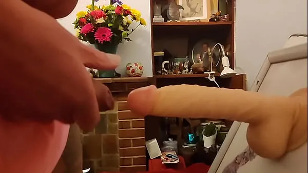 Regardez Chubby en collants avec une petite bite se branle et suce son propre gode Tubes sympas